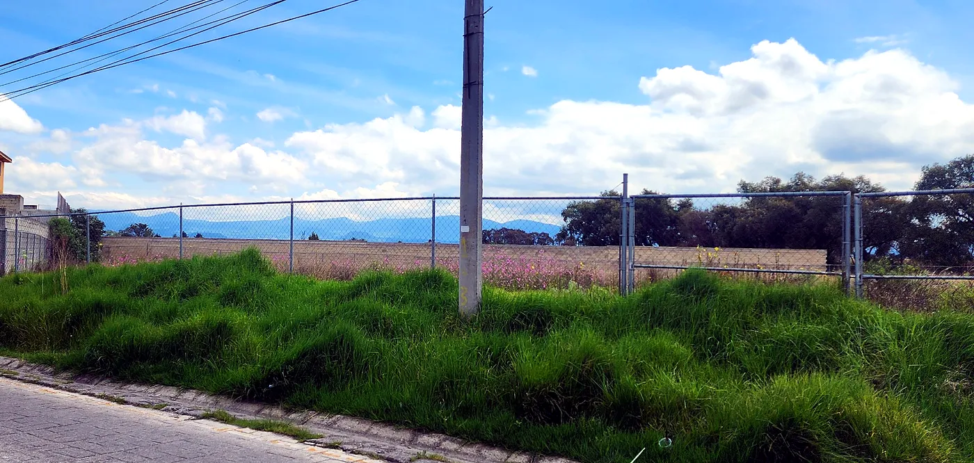 Frente del predio cercado desde la calle